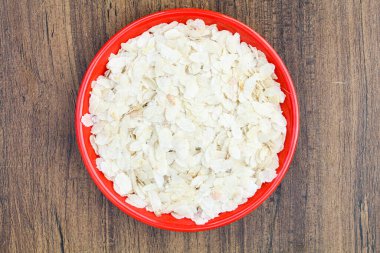 Bir tabak yakın görüntüde poha veya chivda 