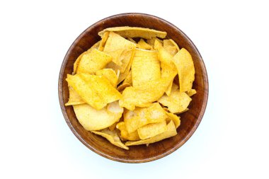 Ahşap bir kasede soya cipsi. 