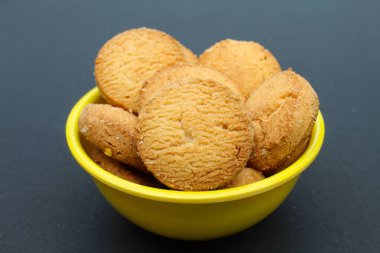 Siyah arka planda bir kasede osmanya bisküvileri 