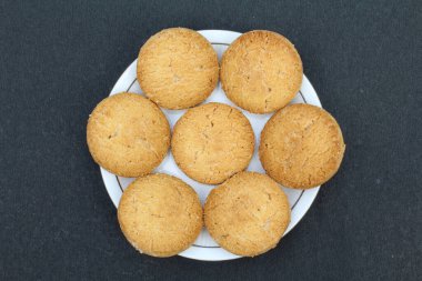 Siyah arkaplan görünümlü bir tabakta osmanya bisküvileri 