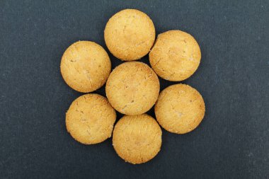 Siyah arkaplan görünümünde osmanya bisküvileri 