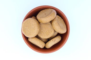 Hint yemeği Peda veya Pera beyaz arka plan manzaralı bir kasede 