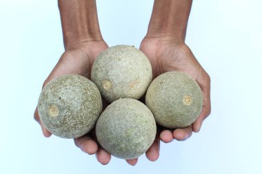 Elinde biraz ahşap elmayla 