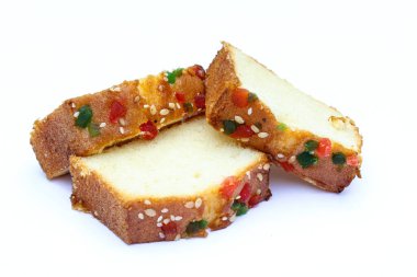 Beyaz arka planda kuru meyveli kekler 