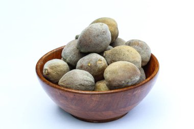 Terminalia bellirica ya da Baheda meyveleri ahşap bir kasede 
