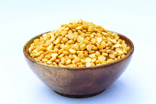 Nohutları ya da chana dalları tahta bir kasede 