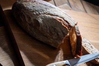 Tahta bir masada ekmek ve kil vazo..