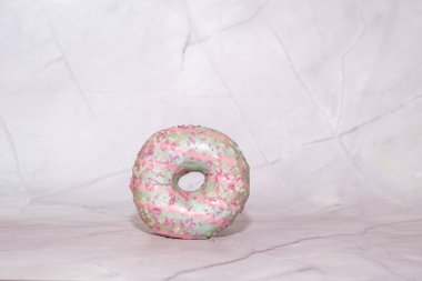 Çikolatalı donutlar, pembe jöleli ve şekerli çörekler..
