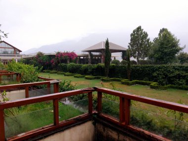 Pakistan 'da bir otelden güzel bir çimen manzarası.