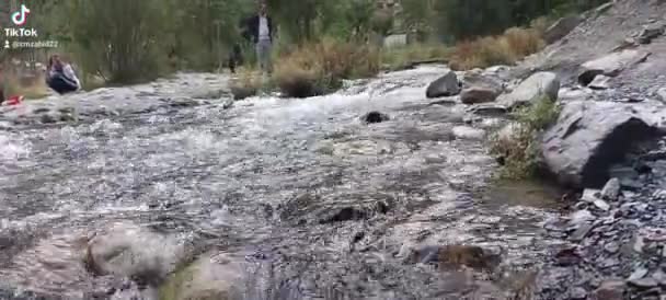 在巴基斯坦 从瀑布中流出的纯净水 — 图库视频影像