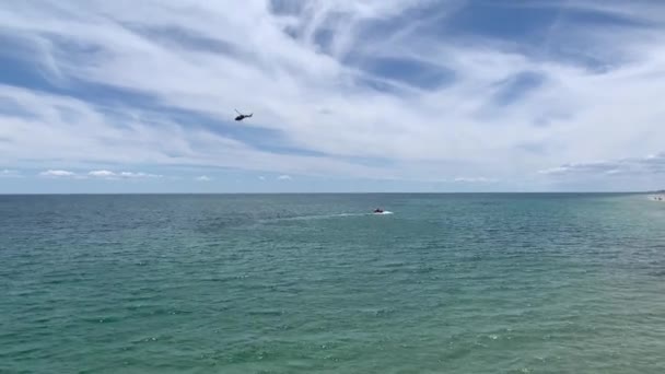 サーファーを探している大きな波の前で海の救助ライフガード 高品質4K映像 — ストック動画