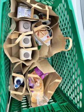 SYDNEY, AUSTRALYA. 18 Mart 2022 'de. Woolworths süpermarketi, market teslimatı. Yüksek kaliteli fotoğraf.