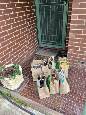 SYDNEY, AUSTRALYA. 18 Mart 2022 'de. Woolworths süpermarketi, market teslimatı. Yüksek kaliteli fotoğraf.