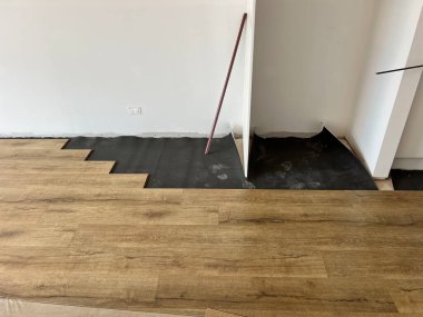 Kaplama döşeme kuruluyor. Yüksek kalite fotoğraf