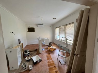 Kaplama döşeme kuruluyor. Yüksek kalite fotoğraf