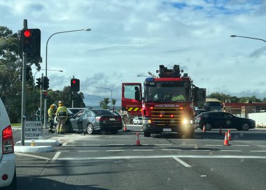 Yoldaki tehlikeli bir trafik kazası. Yüksek kalite fotoğraf