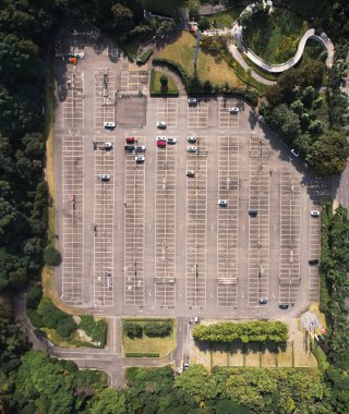 Tamamlanmış otomobil deposuna park edilmiş farklı araba arızaları. Yüksek kalite fotoğraf