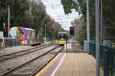 Adelaidemetro tramvayı şehirde. Yüksek kalite fotoğraf