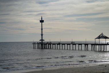 Şafak vakti tahta iskelede. Yüksek kalite fotoğraf
