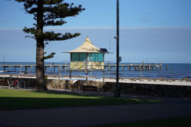 Glenelg SA plajında cankurtaran kulübesi. Yüksek kalite fotoğraf