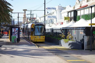  Yolcuları ve turistleri şehrin öbür ucuna götüren tramvay. Yüksek kalite fotoğraf