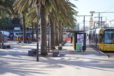  Yolcuları ve turistleri şehrin öbür ucuna götüren tramvay. Yüksek kalite fotoğraf