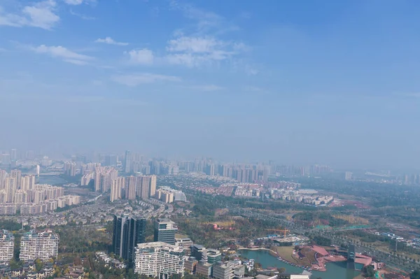 中国上海 2017年4月14日 上海的天际线景观与从上海塔楼取来的河流 高质量的照片 — 图库照片