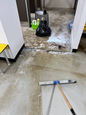 Yerleri makineyle temizleyen insanlar. Yüksek kalite fotoğraf