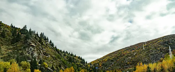 Die Herbstliche Berglandschaft Mit Bunten Wäldern Hochwertiges Foto — Stockfoto