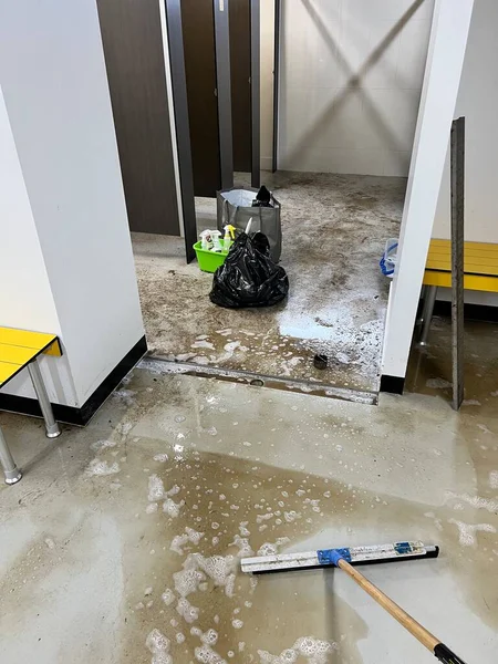 Yerleri makineyle temizleyen insanlar. Yüksek kalite fotoğraf