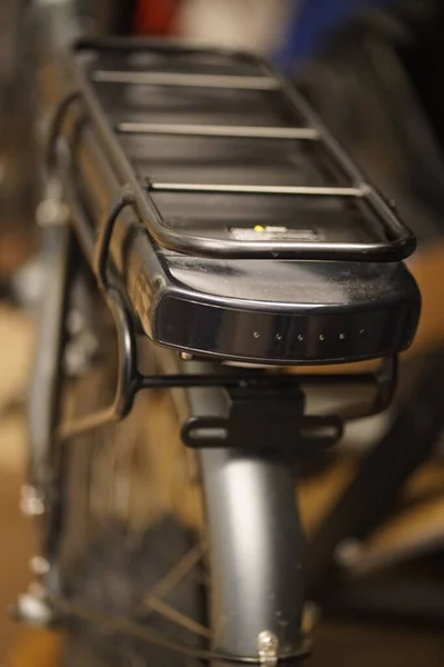 Büyük siyah elektrikli bisiklet li-iyon bataryası. Yüksek kalite fotoğraf