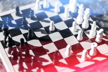 Satranç tahtasının üzerinde iki satranç takımı var. Beyaz arka planda izole edilmiş. Yüksek kalite fotoğraf