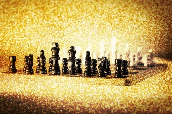 Két Sakkcsapat Egymás Előtt Sakktáblán Elszigetelve Fehér Háttérrel Kiváló Minőségű — Stock Fotó