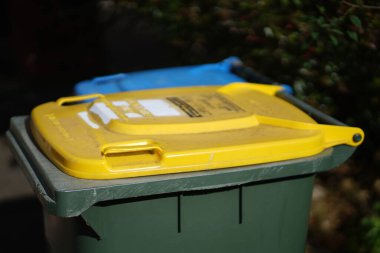 Geri dönüşüm kutusu dışarıda duruyor. Avustralya, Melbourne. - Evet. Yüksek kalite fotoğraf
