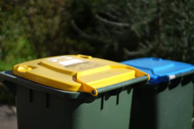 Geri dönüşüm kutusu dışarıda duruyor. Avustralya, Melbourne. - Evet. Yüksek kalite fotoğraf