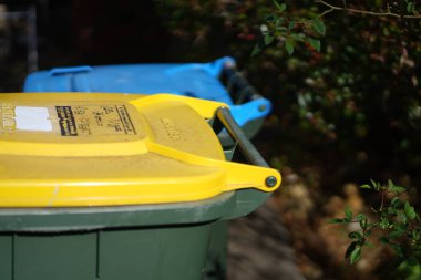 Geri dönüşüm kutusu dışarıda duruyor. Avustralya, Melbourne. - Evet. Yüksek kalite fotoğraf