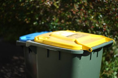 Geri dönüşüm kutusu dışarıda duruyor. Avustralya, Melbourne. - Evet. Yüksek kalite fotoğraf