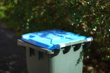 Geri dönüşüm kutusu dışarıda duruyor. Avustralya, Melbourne. - Evet. Yüksek kalite fotoğraf