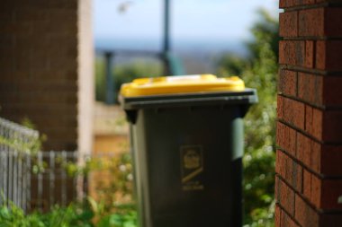 Geri dönüşüm kutusu dışarıda duruyor. Avustralya, Melbourne. - Evet. Yüksek kalite fotoğraf