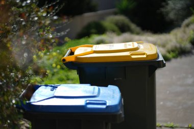 Geri dönüşüm kutusu dışarıda duruyor. Avustralya, Melbourne. - Evet. Yüksek kalite fotoğraf