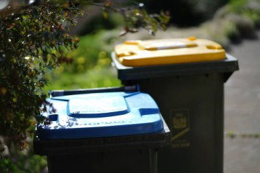Geri dönüşüm kutusu dışarıda duruyor. Avustralya, Melbourne. - Evet. Yüksek kalite fotoğraf