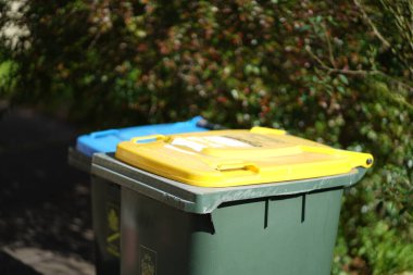 Geri dönüşüm kutusu dışarıda duruyor. Avustralya, Melbourne. - Evet. Yüksek kalite fotoğraf