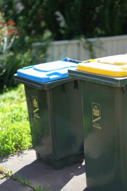 Geri dönüşüm kutusu dışarıda duruyor. Avustralya, Melbourne. - Evet. Yüksek kalite fotoğraf