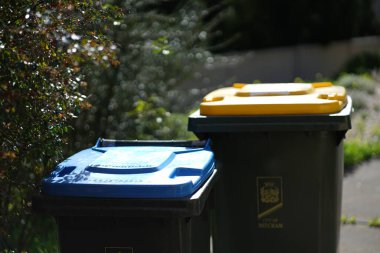 Geri dönüşüm kutusu dışarıda duruyor. Avustralya, Melbourne. - Evet. Yüksek kalite fotoğraf
