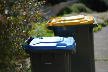 Geri dönüşüm kutusu dışarıda duruyor. Avustralya, Melbourne. - Evet. Yüksek kalite fotoğraf