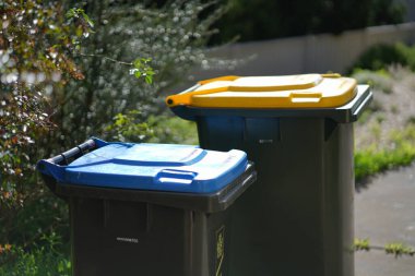 Geri dönüşüm kutusu dışarıda duruyor. Avustralya, Melbourne. - Evet. Yüksek kalite fotoğraf