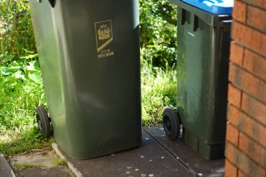 Geri dönüşüm kutusu dışarıda duruyor. Avustralya, Melbourne. - Evet. Yüksek kalite fotoğraf