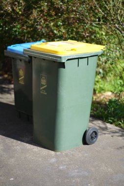 Geri dönüşüm kutusu dışarıda duruyor. Avustralya, Melbourne. - Evet. Yüksek kalite fotoğraf