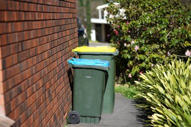 Geri dönüşüm kutusu dışarıda duruyor. Avustralya, Melbourne. - Evet. Yüksek kalite fotoğraf