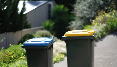 Geri dönüşüm kutusu dışarıda duruyor. Avustralya, Melbourne. - Evet. Yüksek kalite fotoğraf
